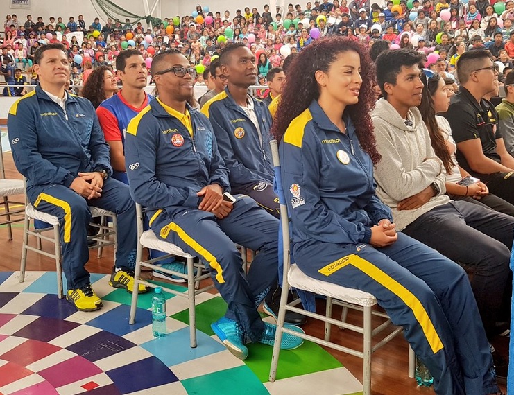Ministra Sotomayor firma convenios con atletas en el día del deporte ecuatoriano