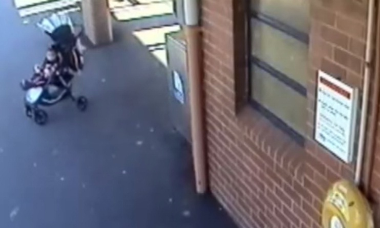 (VIDEO) Abuelo rescata a su nieta que cayó en su coche a las vías del tren