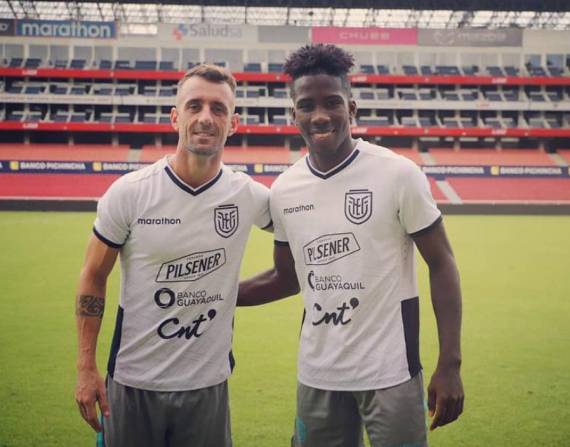 Damián Díaz junto a Adonis Preciado en una práctica de la selección ecuatoriana.
