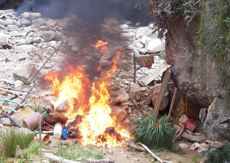 Destruyen 4 campamentos de minería ilegal en el Austro