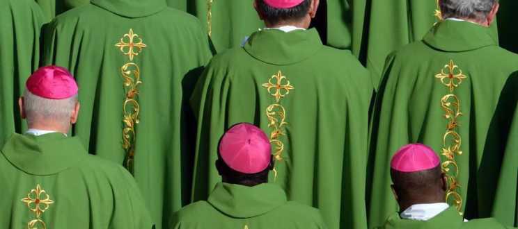 Utilizado durante el tiempo ordinario, el verde es un reflejo de la continuidad y la esperanza dentro de la vida eclesiástica diaria, simbolizando el ciclo ininterrumpido de la fe