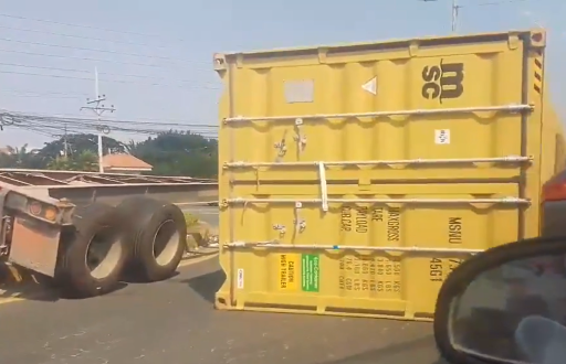 Tráiler volcado en el redondel de La Aurora, cantón Daule.