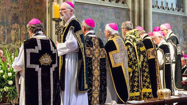 El uso del negro en la liturgia señala momentos de mayor gravedad y contemplación, recordando la mortalidad y la promesa de eternidad.