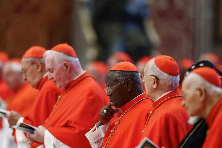 El rojo es una declaración de fe arraigada en las tradiciones martiriales de la Iglesia, evocando valentía y devoción.