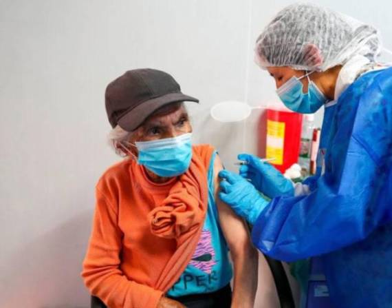 Menos del 4% de la población ha sido completamente vacunada en Ecuador