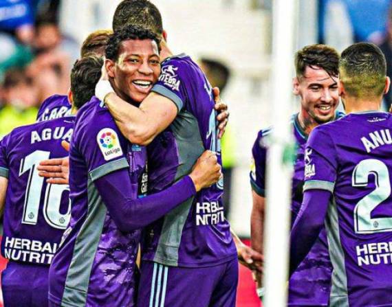 El Real Valladolid, celebrando uno de los goles.
