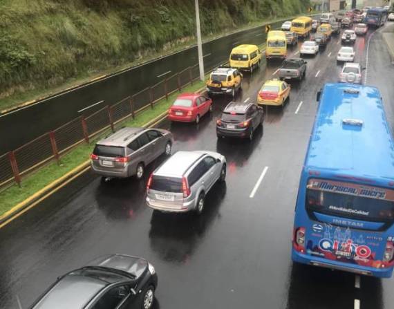 La autopista General Rumiñahui es uno de los puntos de mayor congestión vehicular en la capital.
