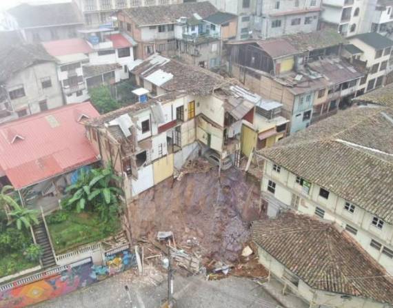 El socavón hundió dos inmuebles hace dos semanas y dejó a cientos de personas en la calle.