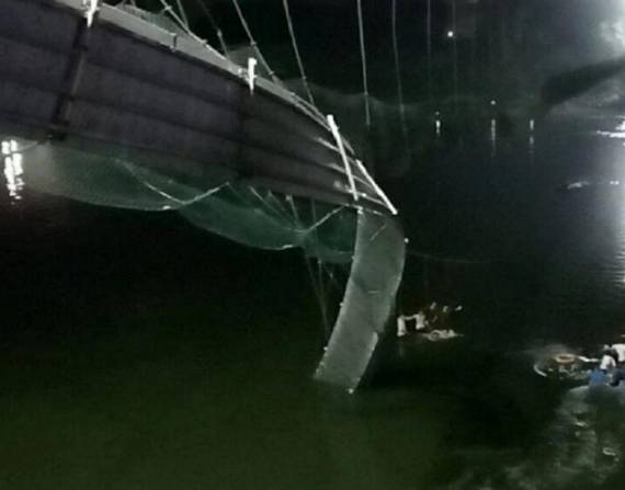 El puente colgante colapsó y las personas que estaban en él cayeron al agua.