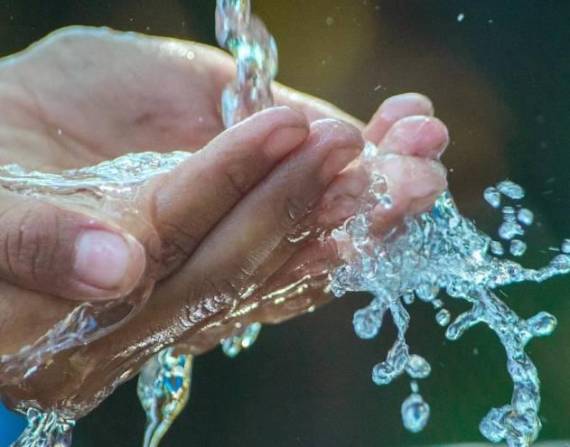 De acuerdo a la OMS, una persona requiere de 100 litros de agua al día para satisfacer sus necesidades.