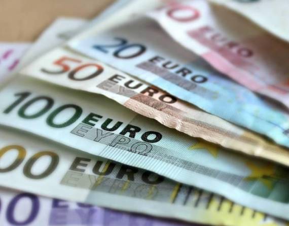 Euro y dólar alcanzan la paridad por primera vez en 20 años.