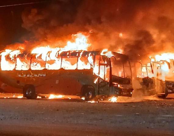 Incendio de tres buses en Montalvo, Los Ríos.
