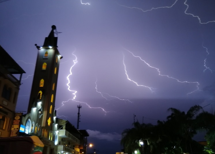 Rayo cae sobre cruz de la iglesia de Santa Lucía, en Guayas