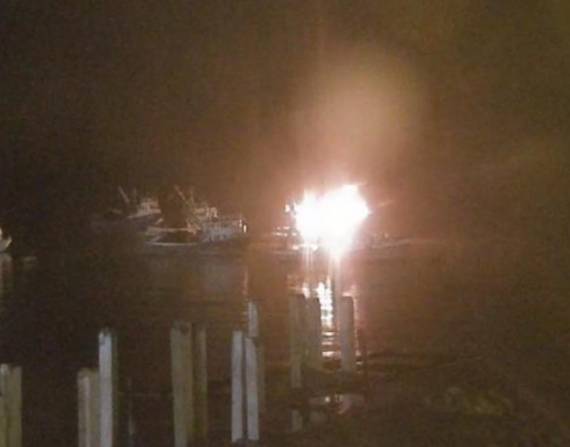 El incendio fue controlado después de 7 horas, pero tras el fuego, una de las embarcaciones se hundió mientras que la otra quedó prácticamente destruida.