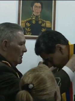 Nicolás Maduro recibiendo el premio de Arquitecto de la Paz.