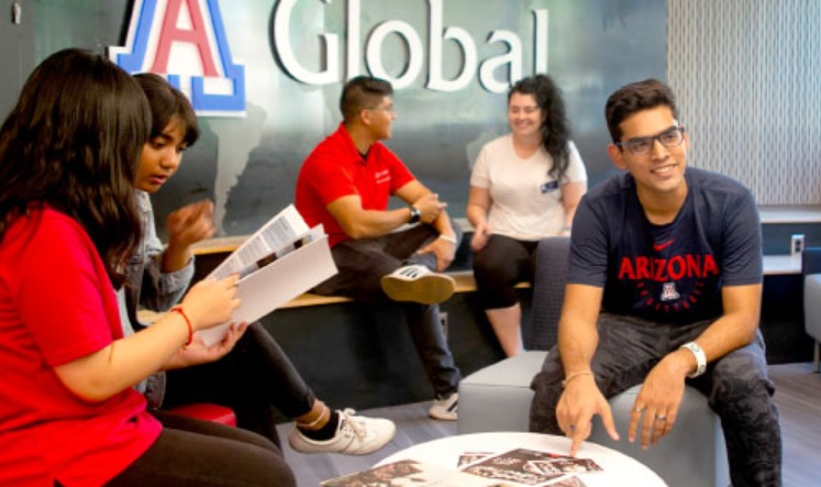 Ecuatorianos ya pueden obtener un título en EEUU sin salir del país