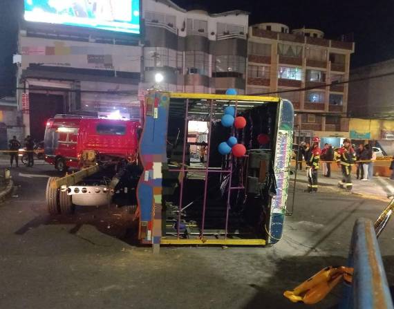 Una chiva volcada en una vía de Quito este 4 de diciembre.