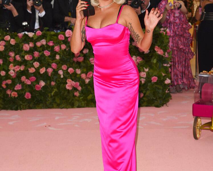 Lady Gaga hace show en la gala del Met