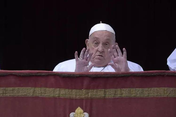 El Papa Francisco durante la impartición de la bendición 'Urbi et Orbi' y desea buena Pascua desde el balcón de la basílica de San Pedro, a 20 de abril de 2025, en Roma (Italia).