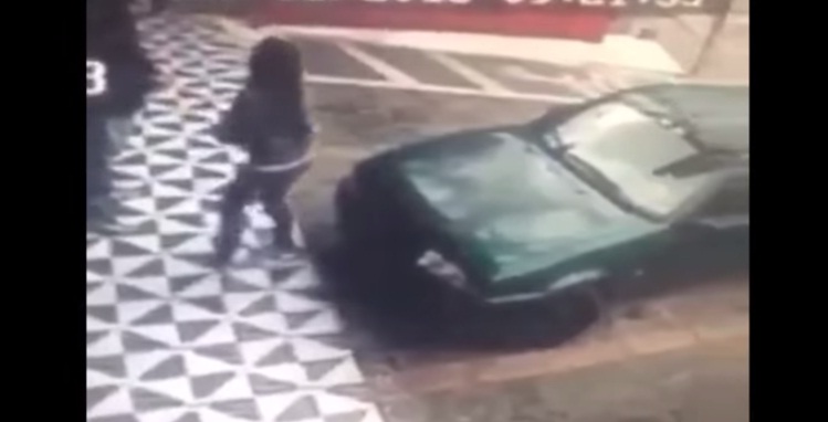 (VIDEO) Quería apoyarse en el auto y se llevó una sorpresa