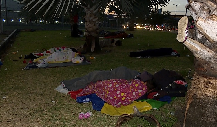 Hasta casi 200 venezolanos duermen debajo de puente en Guayaquil
