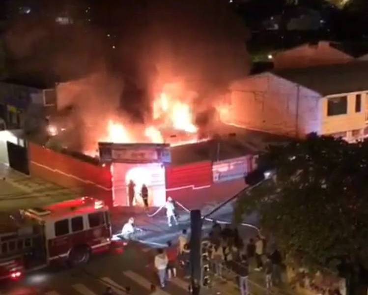 Incendio consume restaurante en centro de Loja
