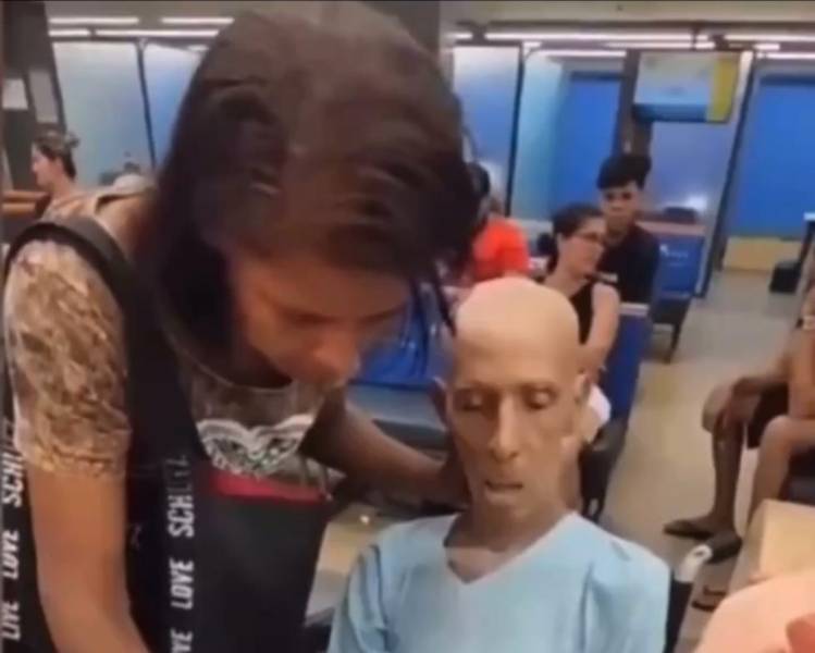 Mujer sosteniendo la cabeza de su supuesto difunto tío.