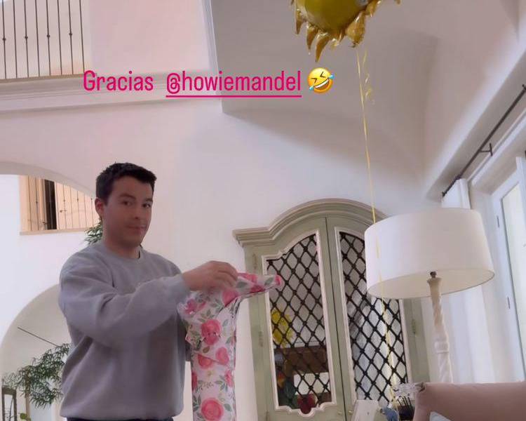 Captura de pantalla de las stories de Sofía Vergara en la que está su único hijo, abriendo un regalo.