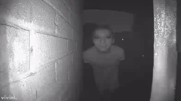Desaparece tras publicar la foto de un extraño en la puerta de su casa