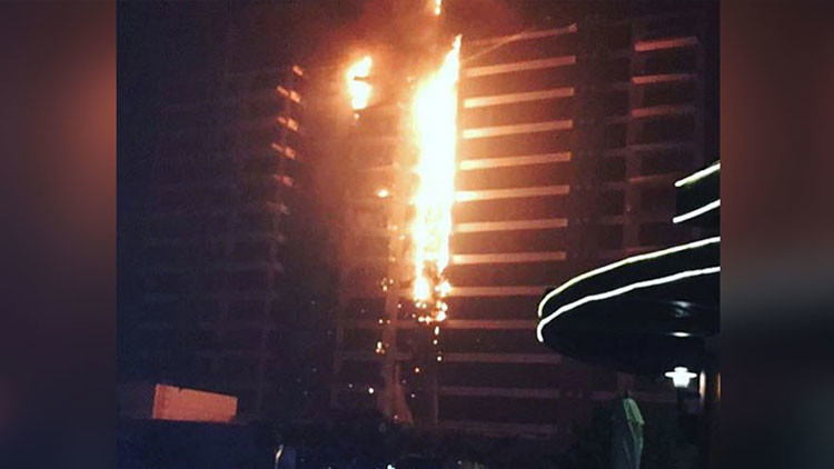 Dubái: incendio consume edificio residencial en isla artificial