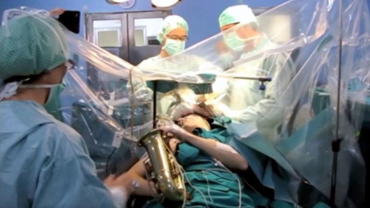Músico toca saxo mientras le extirpan tumor cerebral