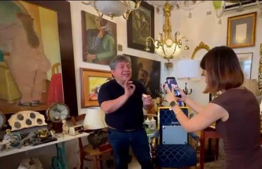 Tres décadas entre tesoros: la historia de un anticuario en el centro de Guayaquil