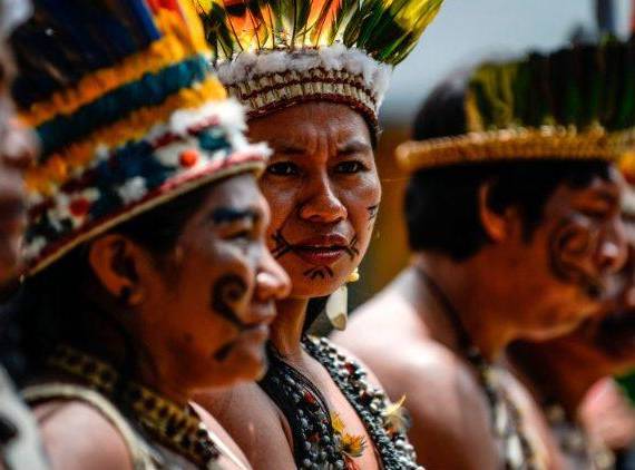 La ceremonia contó con la participación de varios dirigentes indígenas que, desde varias localidades de los países de la cuenca amazónica.