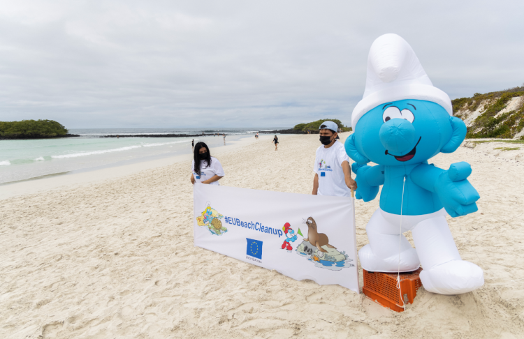 Embajadores de países europeos limpian playa de islas Galápagos