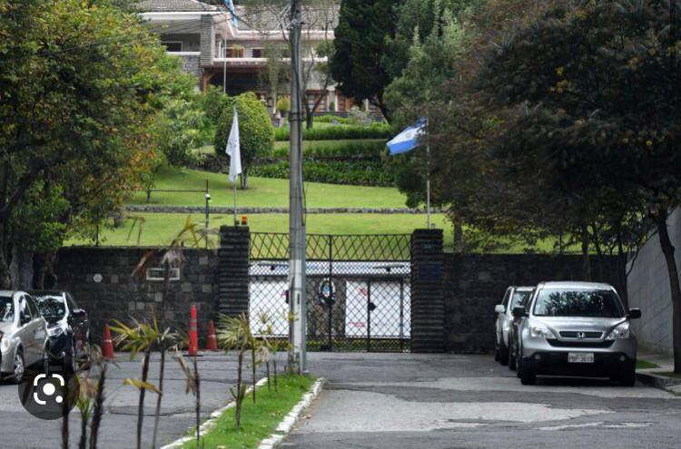 En la Embajada de Argentina en Ecuador también queda la residencia de