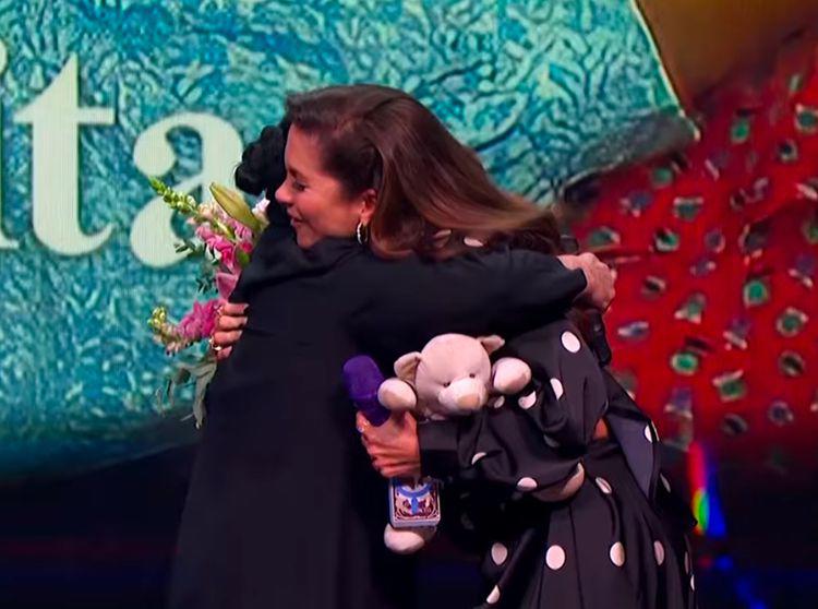 En lágrimas, Lucero se reencontró con su madre en Chispita 43 años después
