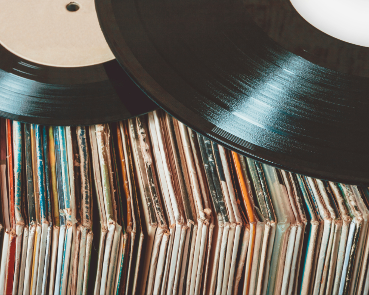 El 2023 fue el año que por primera vez, en 35 años, el vinilo superó al CD en ventas, según estadísticas publicadas por Entertainment Retailers Association.