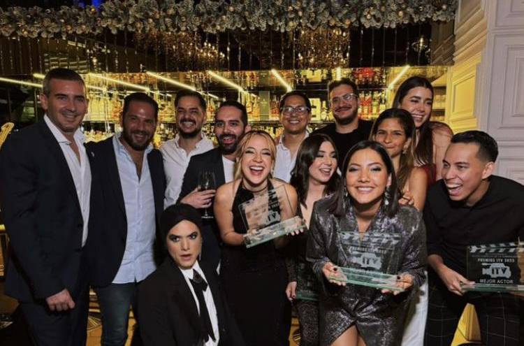 En la foto se observa a Gigi y a Alex juntos durante la celebración.