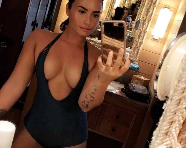 Demi Lovato no deja de publicar fotos sexys en traje de baño