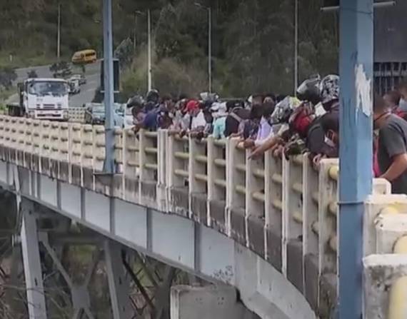Hombre se suicida al lanzarse del puente de Gualo en Quito