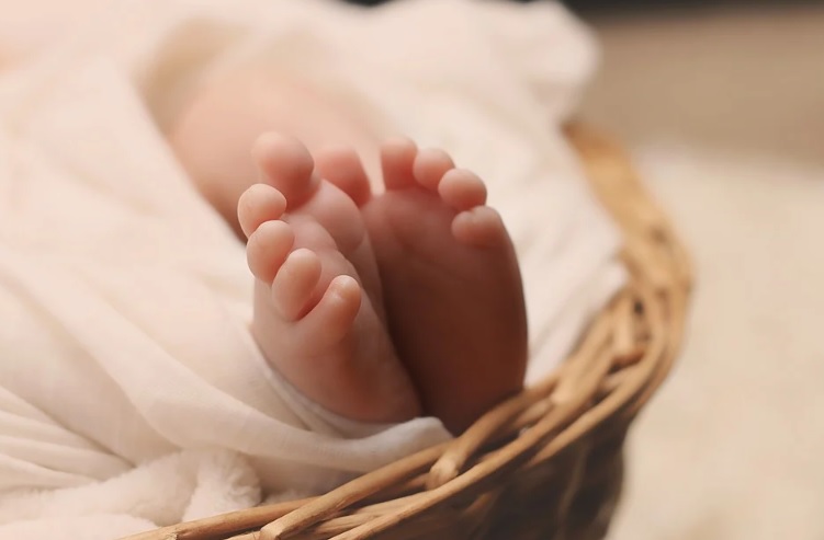 Bebé nace agarrado a dispositivo anticonceptivo de la madre
