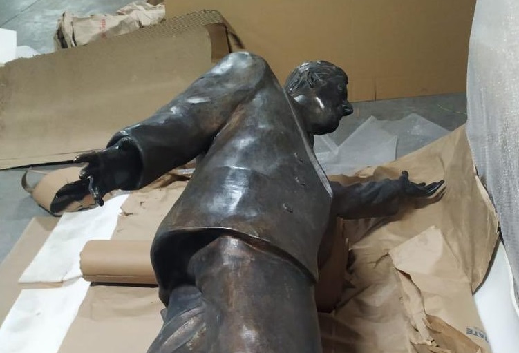 Retiran estatua de Kirchner de la sede de Unasur