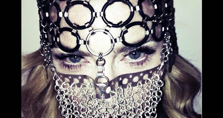 Madonna crea polémica por posar con objeto musulmán