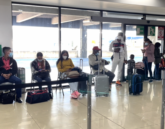 Migrantes en el aeropuerto internacional La Aurora.