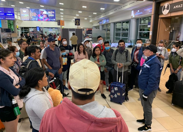 Más de 3.500 personas pugnan por volver a sus casas en Galápagos