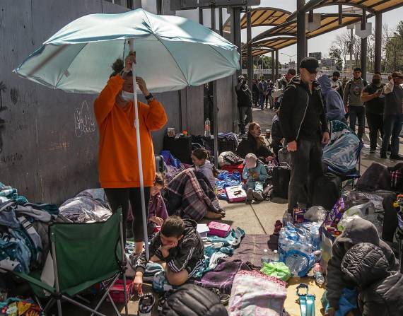 Familias rusas y ucranianas permanecen en un campamento improvisado en San Ysidro, en Tijuana