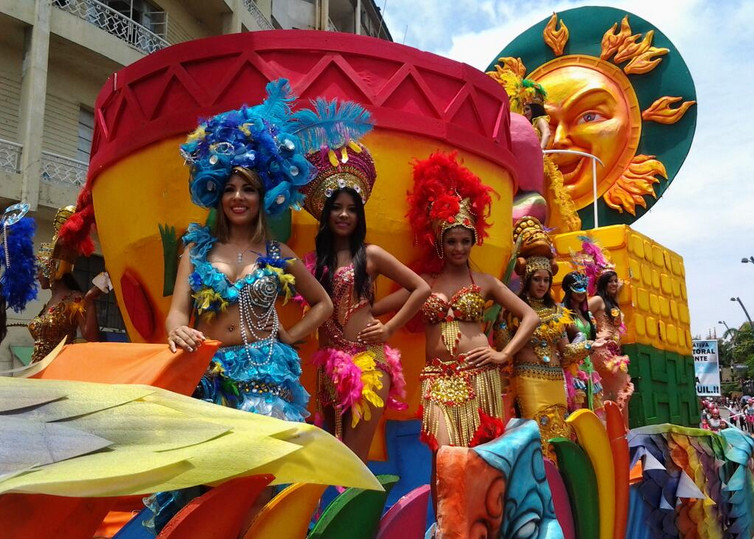 Guayaquil celebró el carnaval con un colorido desfile