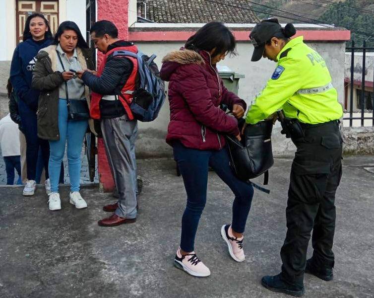 Una adulta mayor falleció en un recinto electoral de Quito