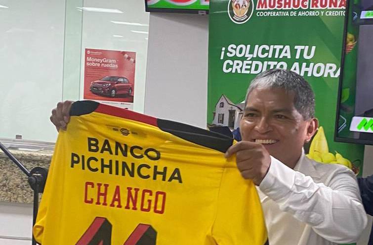 Alfaro Moreno entrega camiseta de Barcelona a Luis Chango en un gesto que recuerda la gratitud de los canarios a Mushuc Runa