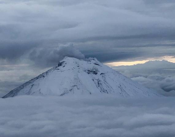 Vista del volcán Cotopaxi, desde la cabina de un avión en Latacunga, este lunes, 13 de marzo de 2023.